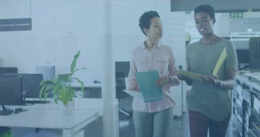 Ofiste yürürken iki farklı kadının tartıştığı borsa veri işleme görüntüsü. Küresel ekonomi ve iş teknolojisi kavramı