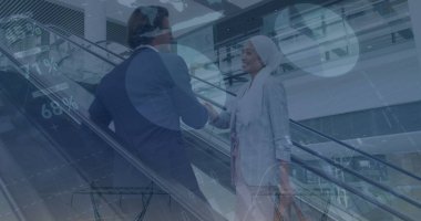 İki farklı iş adamının finansal veri işleme görüntüsü. küresel iş, finans, veri işleme ve dijital arayüz kavramı, dijital olarak oluşturulmuş görüntü.