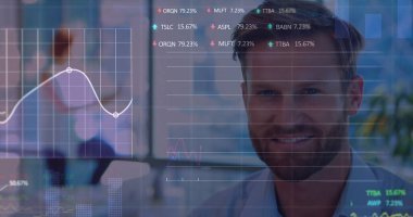 Kafkas işadamının ofisindeki finansal veri işleme resmi. Küresel iş, finans, bilgisayar ve dijital arayüz kavramı, dijital olarak oluşturulmuş görüntü.