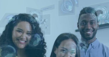 Çeşitli iş adamları üzerinde finansal veri işleme görüntüsü. Küresel iş, finans, hesaplama ve veri işleme kavramı, dijital olarak oluşturulmuş resim.