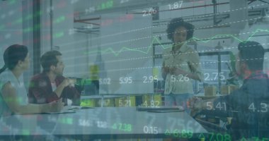 Afro-Amerikan bir kadının ofisinde sunum yapması üzerine finansal veri işleme görüntüsü. Küresel ekonomi ve iş teknolojisi kavramı