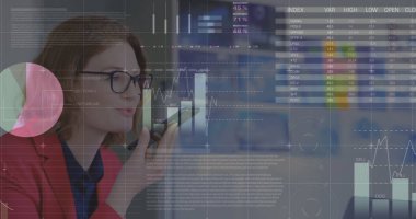 Beyaz iş kadınının akıllı telefondan konuştuğu istatistiksel veri işleme görüntüsü. İş analizleri ve veri teknolojisi kavramı