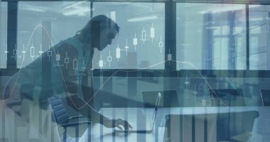 Kafkas iş kadınının dizüstü bilgisayarla veri işleme görüntüsü. Küresel iş ve dijital arayüz kavramı, dijital olarak oluşturulmuş görüntü.