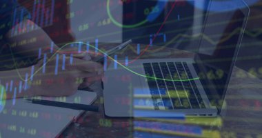 Akıllı telefon kullanan bir adamın orta kesiminde istatistiksel ve borsa veri işleme görüntüsü. Küresel ekonomi ve iş veri teknolojisi kavramı