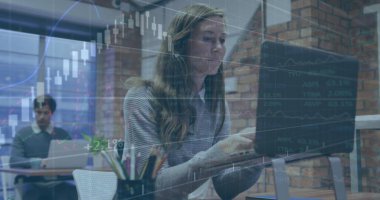 Ofiste dizüstü bilgisayarda çalışan beyaz bir kadının grafikleri ve takas panosu. Dijital bileşik, çoklu pozlama, borsa, rapor, iş, rakamlar ve teknoloji kavramı.