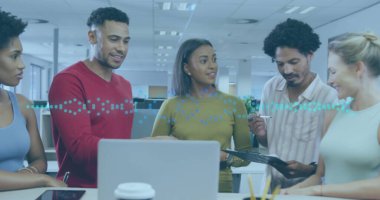 Ofisteki çeşitli iş arkadaşlarının grafikleri. İş, ağ, iletişim, finans ve veri konsepti, dijital olarak oluşturulmuş görüntü.