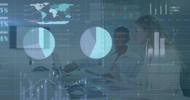 Ofisteki çeşitli iş adamlarının veri işleme görüntüsü. Küresel iş, bilgisayar ve dijital arayüz kavramı, dijital olarak oluşturulmuş resim.