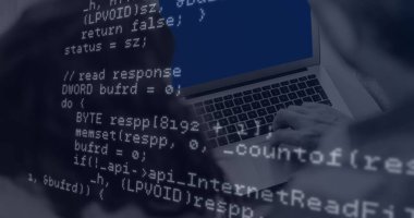 Bir dizüstü bilgisayar kullanan kadın ve erkeğin dikiz aynasından veri işleme görüntüsü. Bilgisayar arayüzü ve iş teknolojisi kavramı