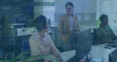 Ofisteki bilgisayarda iki farklı kadının tartıştığı borsa veri işleme görüntüsü. Küresel ekonomi ve iş teknolojisi kavramı