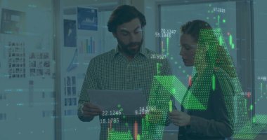 Beyaz adam ve kadının bir belge üzerinde tartıştıkları mali veri işleme görüntüsü. Küresel finans ve iş teknolojisi kavramı