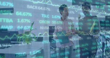 İş kadınları konuşuyor ve ofiste yürüyorlar. Küresel bağlantılar iş teknolojisi ve dijital arayüz konsepti, dijital olarak oluşturulmuş görüntü.