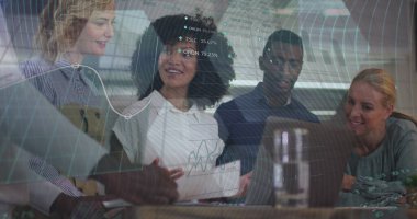 Toplantıda gülümseyen çeşitli meslektaşların el çırpmasıyla ilgili istatistik ve veri işleme görüntüleri. küresel iş ağı ve dijital iletişim teknolojisi konsepti, dijital olarak oluşturulmuş görüntü.