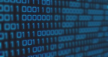 İkili kodlama üzerine kamera simgesi resmi. Küresel iş ve dijital arayüz kavramı, dijital olarak oluşturulmuş görüntü.