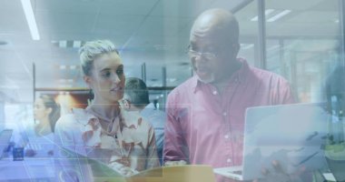 Muhtelif erkek ve kadınların ofiste tartıştığı istatistiksel veri işleme görüntüsü. Bilgisayar arayüzü ve iş teknolojisi kavramı