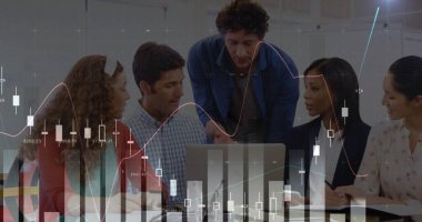 Mali grafiklerin ve çeşitli iş adamlarının ofiste konuştuğu verilerin görüntüsü. küresel iş, finans, ekonomi ve teknoloji kavramı, dijital olarak üretilen imaj.