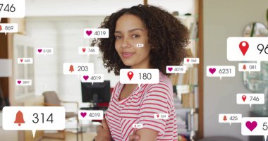 Ofiste kollarını kavuşturmuş gülümseyen melez bir kadının birden fazla uyarı çubuğu görüntüsü. Dijital bileşik, çoklu pozlama, yakın çekim, sosyal medya anımsatıcı ve teknoloji kavramı.