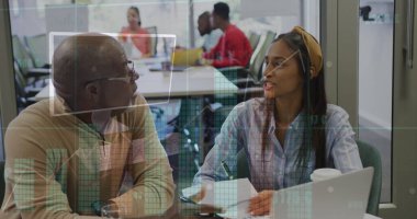 Ofisteki iş adamları üzerinde finansal veri işleme resmi. Küresel iş, finans, hesaplama ve veri işleme kavramı, dijital olarak oluşturulmuş resim.