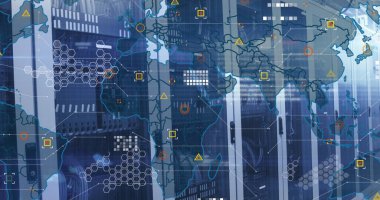 Sunucu odasındaki mercek raflarının üzerindeki harita ve devre kartı deseni. Dijital bileşik, çoklu pozlama, küresel, veri merkezi, ağ, teknoloji ve ağ sunucusu.