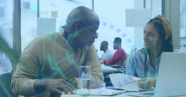 Çeşitli iş adamları üzerinde finansal veri işleme görüntüsü. Küresel iş, finans, hesaplama ve veri işleme kavramı, dijital olarak oluşturulmuş resim.