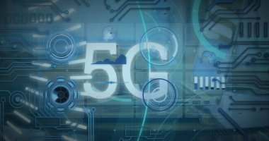 Dizüstü bilgisayarın klavyesinde kesilen ellerin üzerinde 5G metin ve bilgi arayüzü resmi. Dijital bileşik, çoklu pozlama, rapor, finans, iş dünyası, iletişim ve teknoloji kavramı.