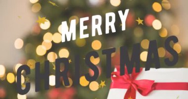 Işık ve hediye kutusuyla bulanık Noel ağacı üzerine Mutlu Noeller mesajı animasyonu. bayram, şenlik, kutlama, dekorasyon, selamlama, kış