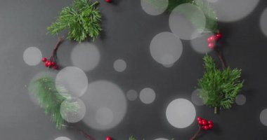 Kırmızı böğürtlenli ve yeşil çam dallı Noel çelengi Bokeh ışıkları animasyonu. tatil, dekorasyon, şenlik, kış, mevsimlik, yeşillik