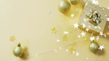 Yılbaşı zamanı yıldızların canlanması ve sarı arka planda takılar. Noel, gelenek ve kutlama konsepti dijital olarak oluşturuldu.
