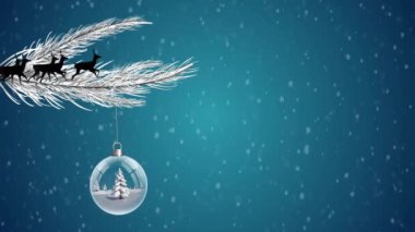 Noel ağacı dalında asılı duran bir süs ve düşen bir kar animasyonu. Tatil, şenlik, dekorasyon, kış, kutlama, mevsimlik