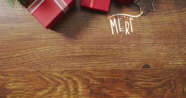 Yılbaşı hediyeleri üzerine mutlu noel mesajlarının animasyonu. Noel ve kutlama konsepti dijital olarak oluşturulmuş video.