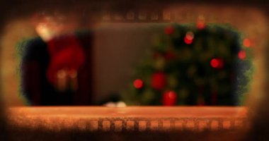 Işıkları ve dekorasyonları olan Noel ağacı bulanık arka planda. Tatil, kutlama