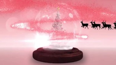 Noel Baba kızağı ve ren geyiği animasyonu kar küresi içinde Noel ağacı üzerinde. tatil, şenlik, dekorasyon, kutlama, kış