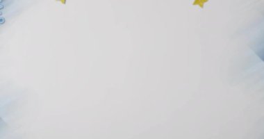 Beyaz arka planda kar taneleri üzerinde fotokopi alanı olan Noel süslerinin animasyonu. Noel, şenlik, kutlama ve gelenek konsepti dijital olarak oluşturuldu.