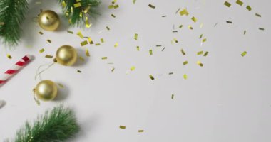 Konfeti animasyonu yerine altın takılar ve şeker kamışlarıyla Noel süslemeleri. Tatil, şenlik, kutlama, ışıltı, mevsim