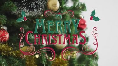 Noel ağacı üzerine yazılmış mutlu noel mesajlarının animasyonu. Noel, kutlama ve dijital arayüz kavramı dijital olarak oluşturulmuş video.