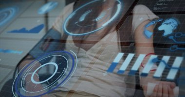 Kafkasyalı kadının orta kesiminde veri olan dijital ekran görüntüsü. Sağlık, tıp ve teknoloji kavramı, dijital olarak üretilen görüntü.