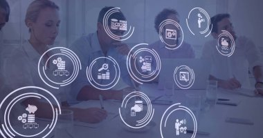 Çeşitli iş adamları üzerinde dijital simge ağı görüntüsü. küresel iş, finans, ağ ve dijital arayüz kavramı, dijital olarak oluşturulmuş görüntü.