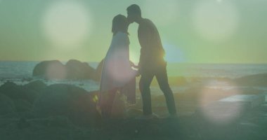 Farklı çiftlerin öpüşmesi üzerine parlayan noktalar. Yaşam tarzı ve boş zaman konsepti, dijital olarak oluşturulmuş görüntü.