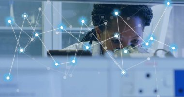 Laboratuvarda çalışan Afrika kökenli Amerikalı kadın bilim adamı üzerindeki bağlantıların resmi. Küresel bilim, bağlantılar ve dijital arayüz kavramı, dijital olarak oluşturulmuş görüntü.