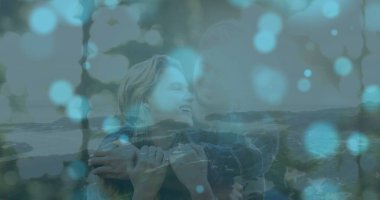 Bulutlar ve şehir manzarası üzerinde iş adamı tokalaşması. Küresel covid salgını ve sağlık hizmetleri konsepti, dijital olarak üretilen görüntü.