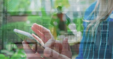 Kafkas iş adamlarının yürüme ve akıllı telefon kullanma görüntüleri. Küresel iş ve dijital arayüz kavramı, dijital olarak oluşturulmuş görüntü.