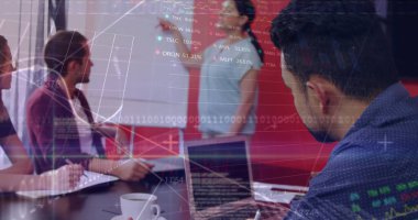 Çeşitli profesyonellerden oluşan bir grup, ekranlardaki verileri analiz ederek birlikte çalışıyor. Ofiste, yoğun çalışma ortamını gösteren dijital grafiklerle birlikte bulunuyorlar.