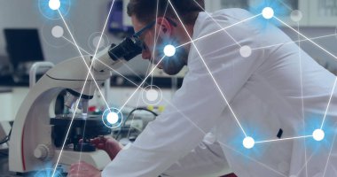 Laboratuvarda çalışan beyaz erkek bilim adamı üzerindeki bağlantı ağının görüntüsü. Küresel bilim, bağlantılar ve dijital arayüz kavramı, dijital olarak oluşturulmuş görüntü.