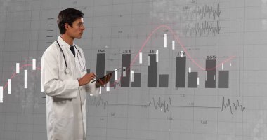 Finansal veriler ve beyaz erkek doktor üzerindeki grafikler. Sağlık, tıp, finans ve teknoloji kavramı, dijital olarak üretilen imaj.