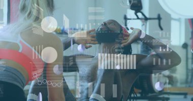 Çeşitli insanların spor salonunda mekik çekerken veri işleme görüntüsü. Küresel spor, bilgisayar ve dijital arayüz kavramı, dijital olarak oluşturulmuş resim.