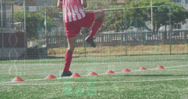 Stadyumdaki erkek rugby oyuncuları üzerinde renkli kareler. Küresel spor ve dijital arayüz kavramı, dijital olarak oluşturulmuş görüntü.