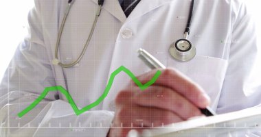 Beyaz önlüklü beyaz bir erkek doktor elinde kalem ve dosya tutuyor. Boynunda steteskop var ve notlar yazıyor.