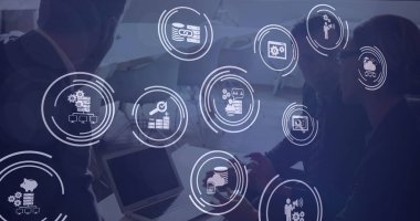 Çeşitli iş adamları üzerinde dijital simge ağı görüntüsü. küresel iş, finans, ağ ve dijital arayüz kavramı, dijital olarak oluşturulmuş görüntü.