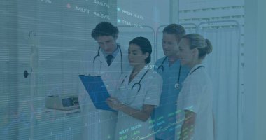 Muayene sırasında çeşitli kadın ve erkek doktorların grafikleri ve verileri. tıp, sağlık, ekonomi ve teknoloji kavramı. ,.