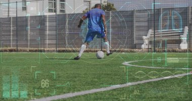 Afrika kökenli Amerikalı erkek futbolcu topunun sahadaki eğitiminin arayüz işleme verisi. Spor, rekabet, fitness ve teknoloji konsepti, dijital olarak üretilen görüntü.