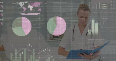 Elinde bir dosya tutan laboratuvar önlüğü giyen beyaz bir kadın. Sarışın, açık tenli ve orta yaşlı.